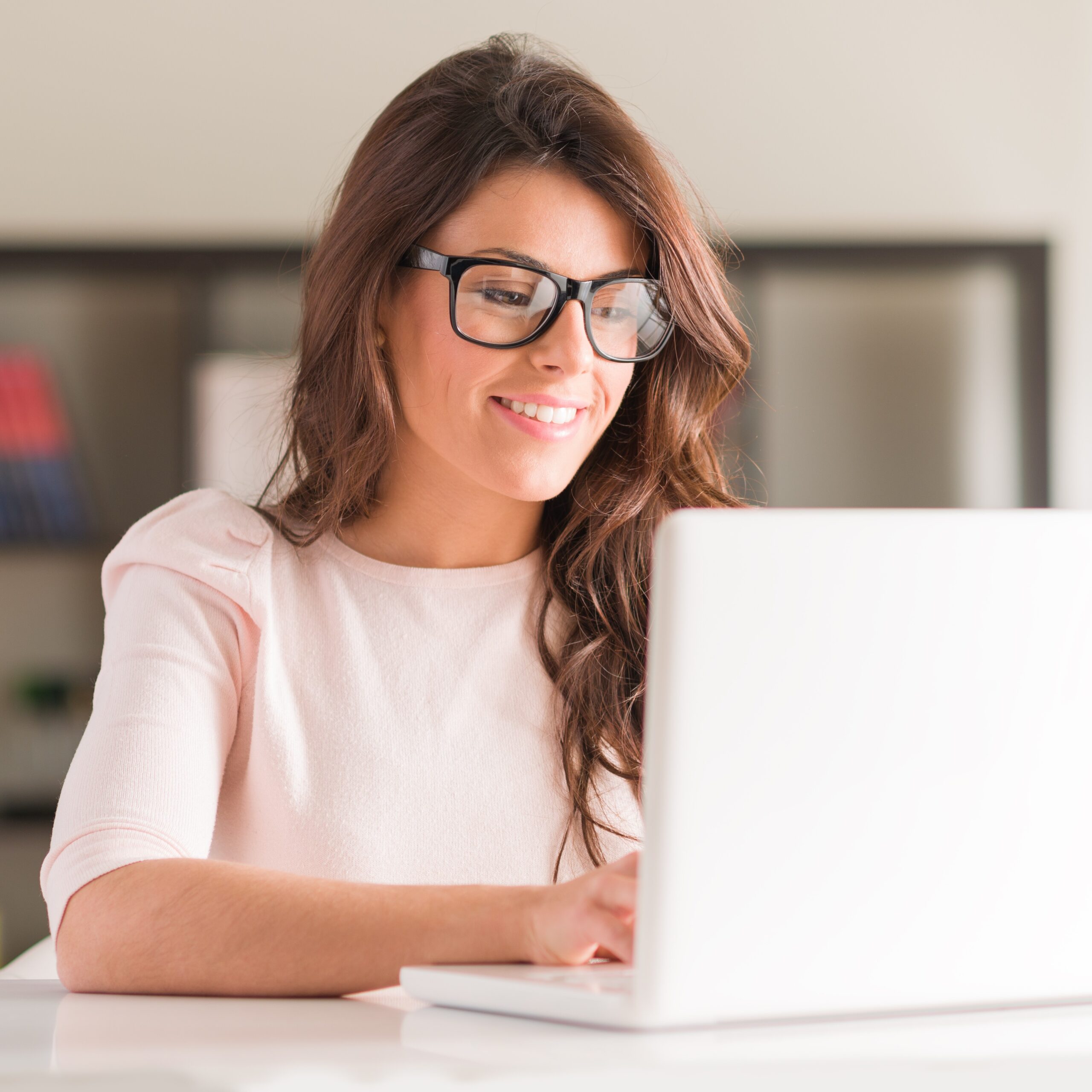 A woman sarching on her laptop "How Much Does the Abortion Pill Cost Without Insurance in Toledo, Ohio?"